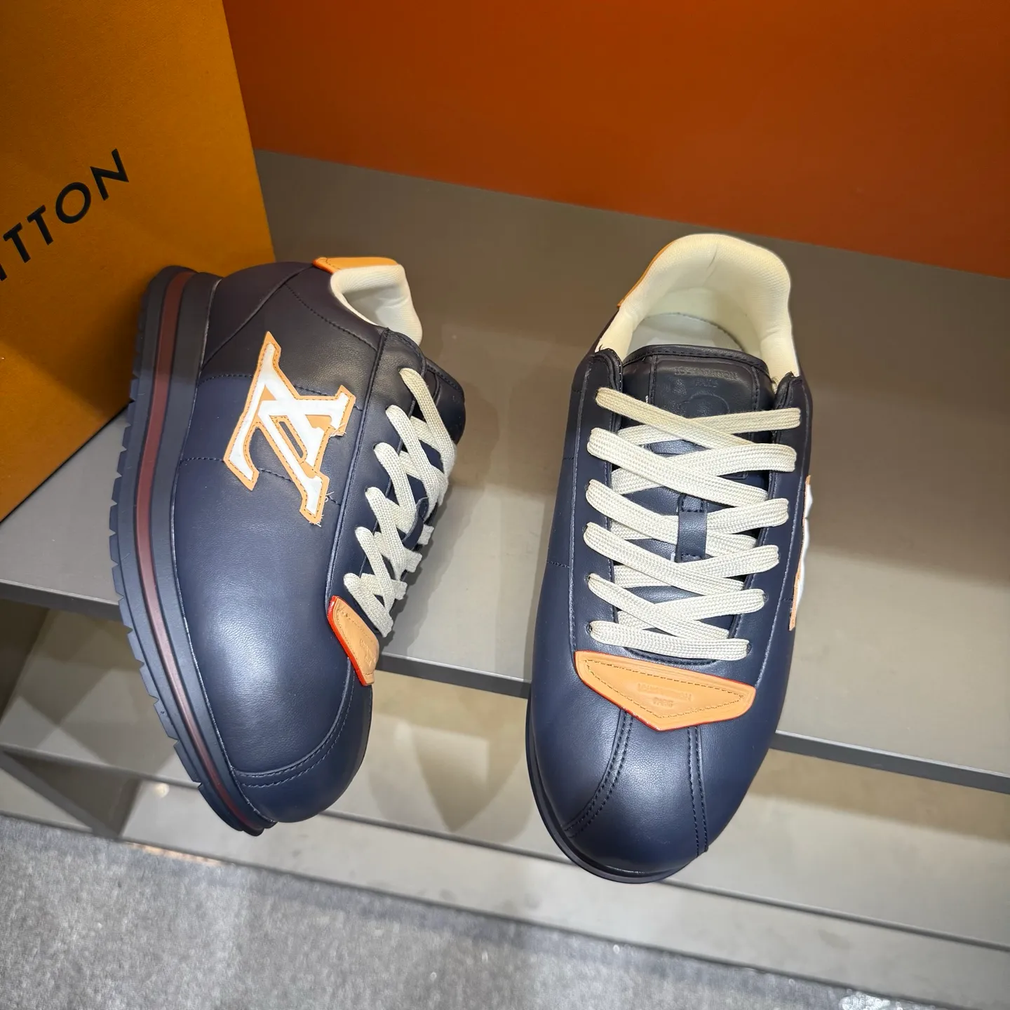 P540 Size 38-45 LV 🫏The colorful interpretation of BUTTERSOFT sneakers combines sheepskin, The colorful interpretation of LV BUTTERSOFT sneakers combines sheepskin and calfskin, bringing a super soft feel. Designed by Pharrell Williams, this '60s-inspired shoe features a padded upper that's been crafted by Louis Vuitton craftsmen to further enhance the comfort of the leather. In addition to the LV initials, it features multiple signatures, including natural leather trim and an embossed pattern of Pharrell Williams and lobster on the side, referencing the Fall/Winter 2025 men’s show. A must-have artifact for fashionistas✅
